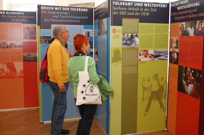 Die Wanderausstellung "Sachsen-Anhalt - traditionell weltoffen" ist derzeit in Stendal zu sehen.