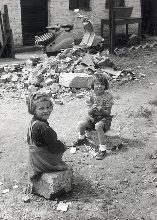 Titel: Armut in Düsseldorf, "Nissenhütten am Stadtrand", spielende Kinder, 1966 abgerissen