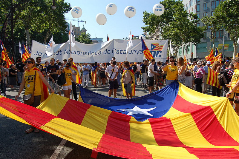 Demonstration in Spanien mit katalanischen Flaggen
