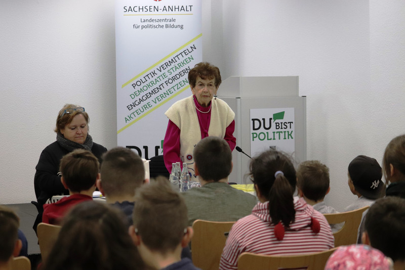 Die Holocaust-Überlebende Batsheva Dagan im Gespräch mit Schülerinnen und Schülern der Saaleschule Halle