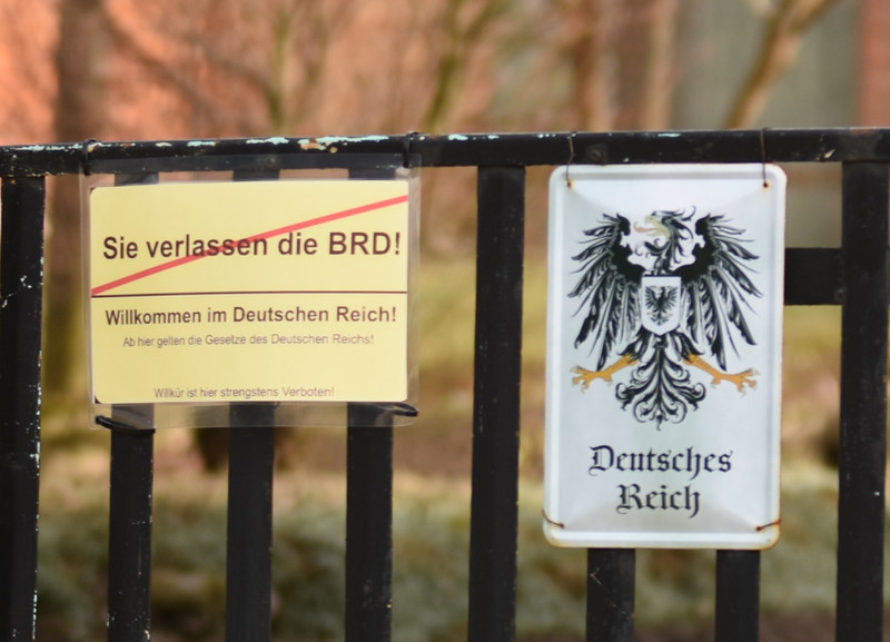 Schilder an Zaun "Deutsches Reich"