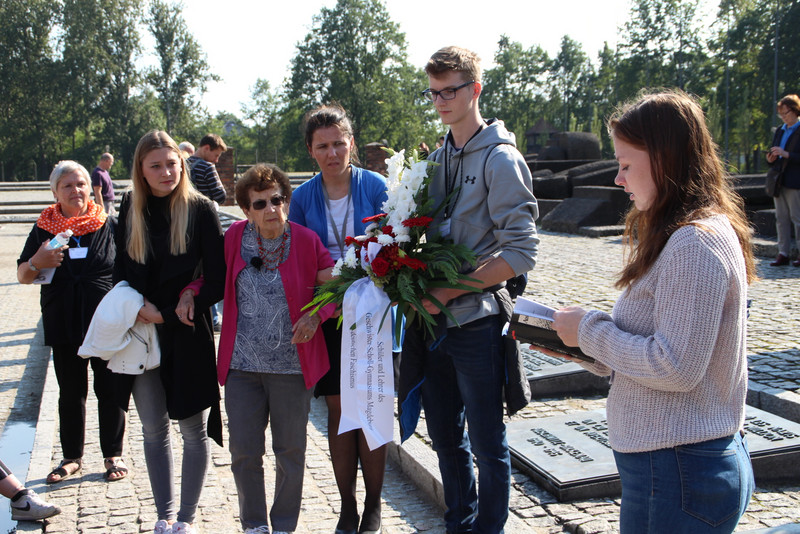Besuch einer Schülergruppe aus dem Scholl-Gymnasium Magdeburg in Auschwitz gemeinsam mit der Holocaust-Überlebenden Batsheva Dagan