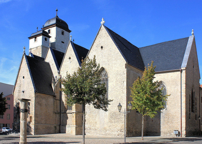 Die Michaeliskirche in Zeitz mit Brüsewitz-Gedenksäule