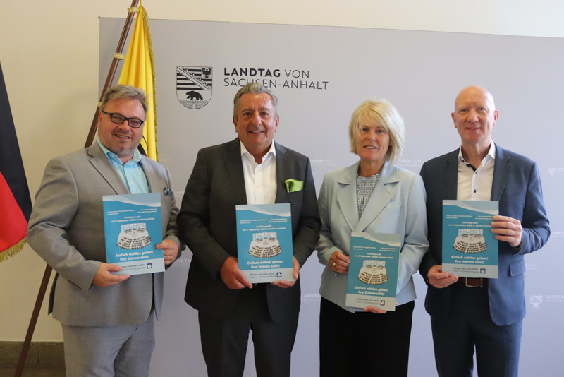 Der Direktor der Landeszentrale, Maik Reichel, Landtagspräsident Dr. Gunnar Schellenberger, Landeswahlleiterin Christa Dieckmann und Landesbehindertenbeauftragter Dr. Christian Walbrach (v.l.n.r.) präsentieren die neue Broschüre zur Landtagswahl 2026 in Leichter Sprache.