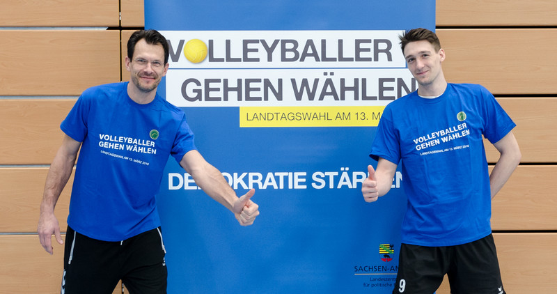 Bild "Volleyballer vor Kampagnenlogo"