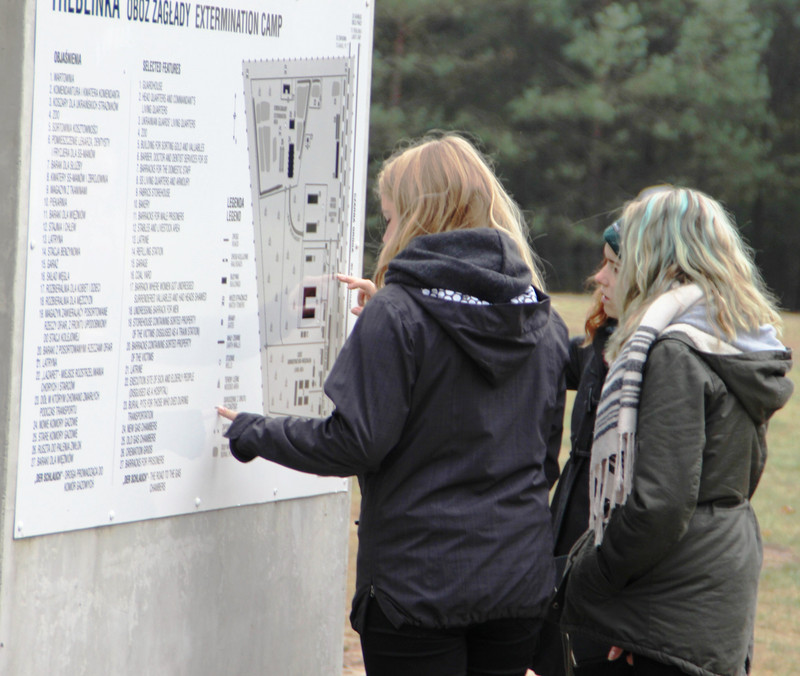 Schülerinnen aus Sachsen-Anhalt in der KZ-Gedenkstätte Treblinka