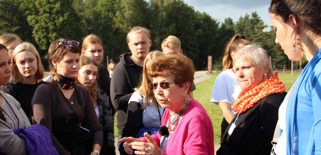 Auf Spurensuche in Auschwitz – Eine Reise der Holocaust-Überlebenden Batsheva Dagan mit Schülerinnen und Schülern in die ehemalige Mordfabrik