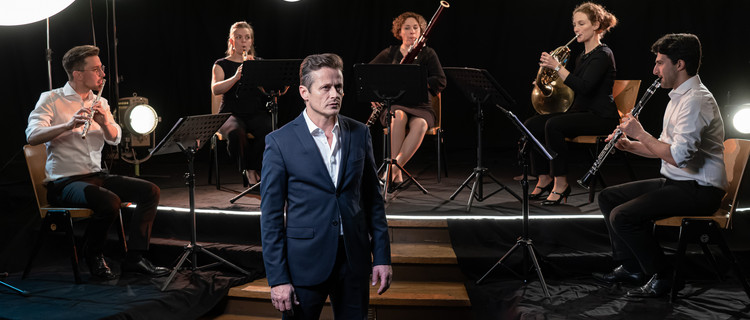 Das Ensemble OPUS 45 und der Schauspieler Roman Knižka bei den Dreharbeiten zum Film 
