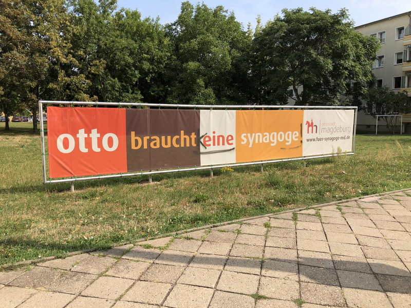 Beschmiertes Banner für die neue Synagoge in Magdeburg