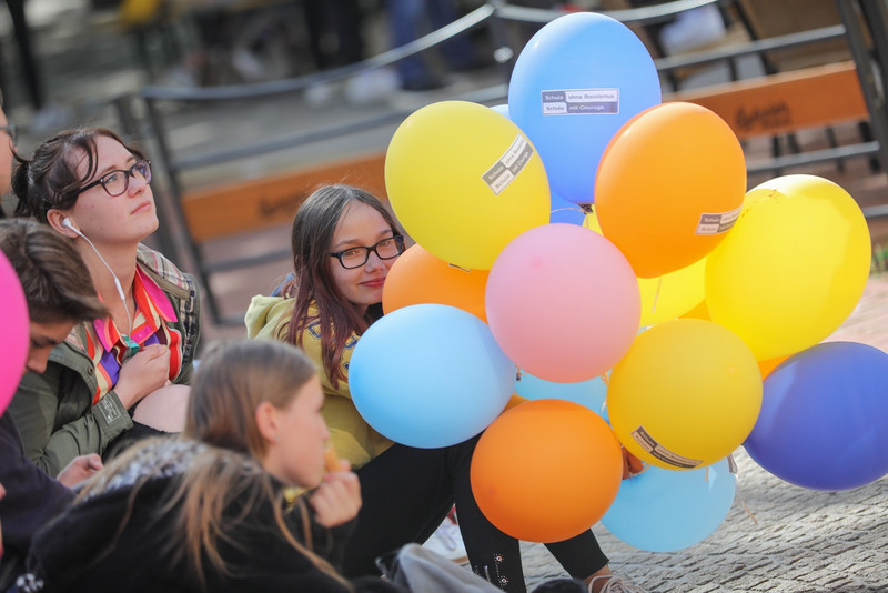 Schülerinnen aus dem Netzwerk Schule ohne Rassismus - Schule mit Courage mit einer Ballontraube
