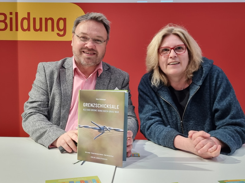 Auf der Buchmesse in Leipzig stellten der Mitherausgeber Maik Reichel und die Autorin Ines Godazgar das Buch "Grenzschicksale" erstmals vor.