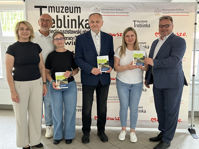 Landeszentrale übergibt Broschüre „Von Bernburg nach Treblinka“ an Kooperationspartner Museum Treblinka